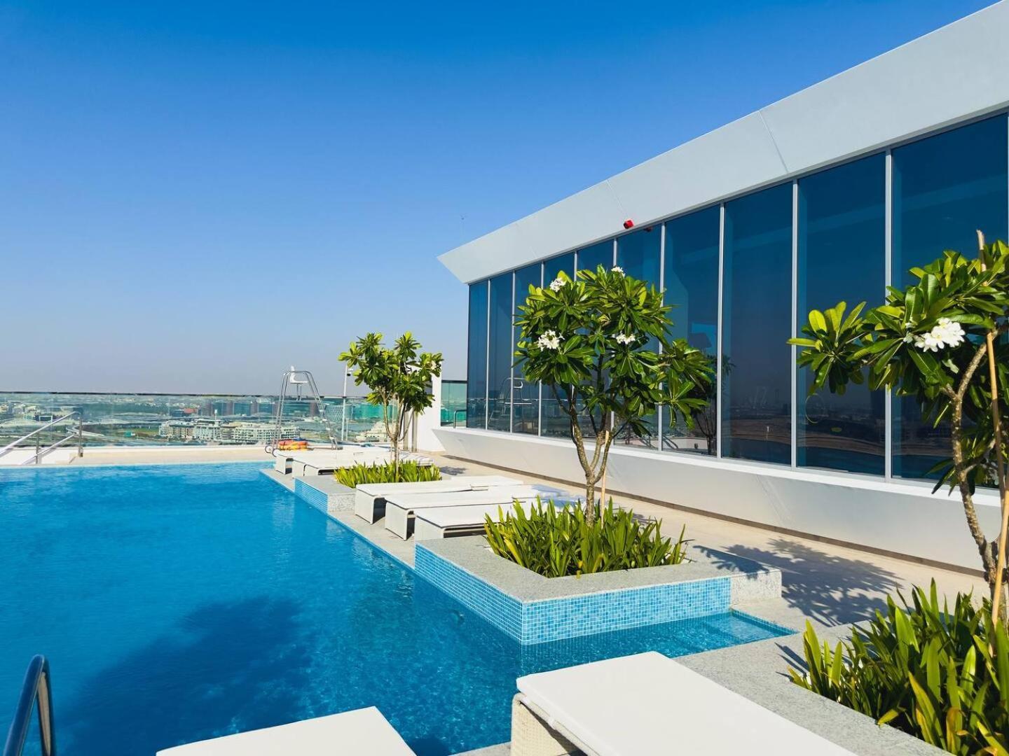 Elegant 2 Bed Maids In Dt1 With Rooftop Pool * Dubai