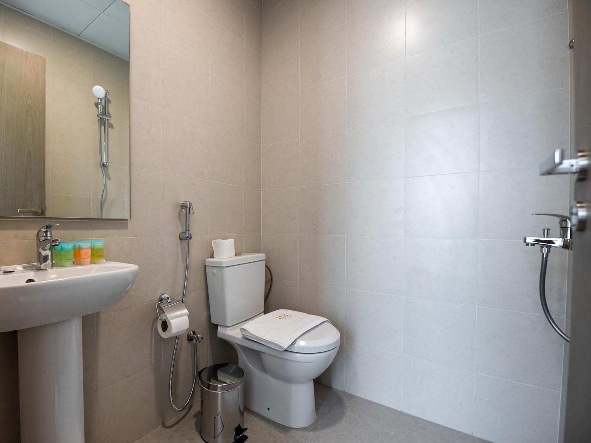 Elegant 2 Bed Maids In Dt1 With Rooftop Pool Apartment