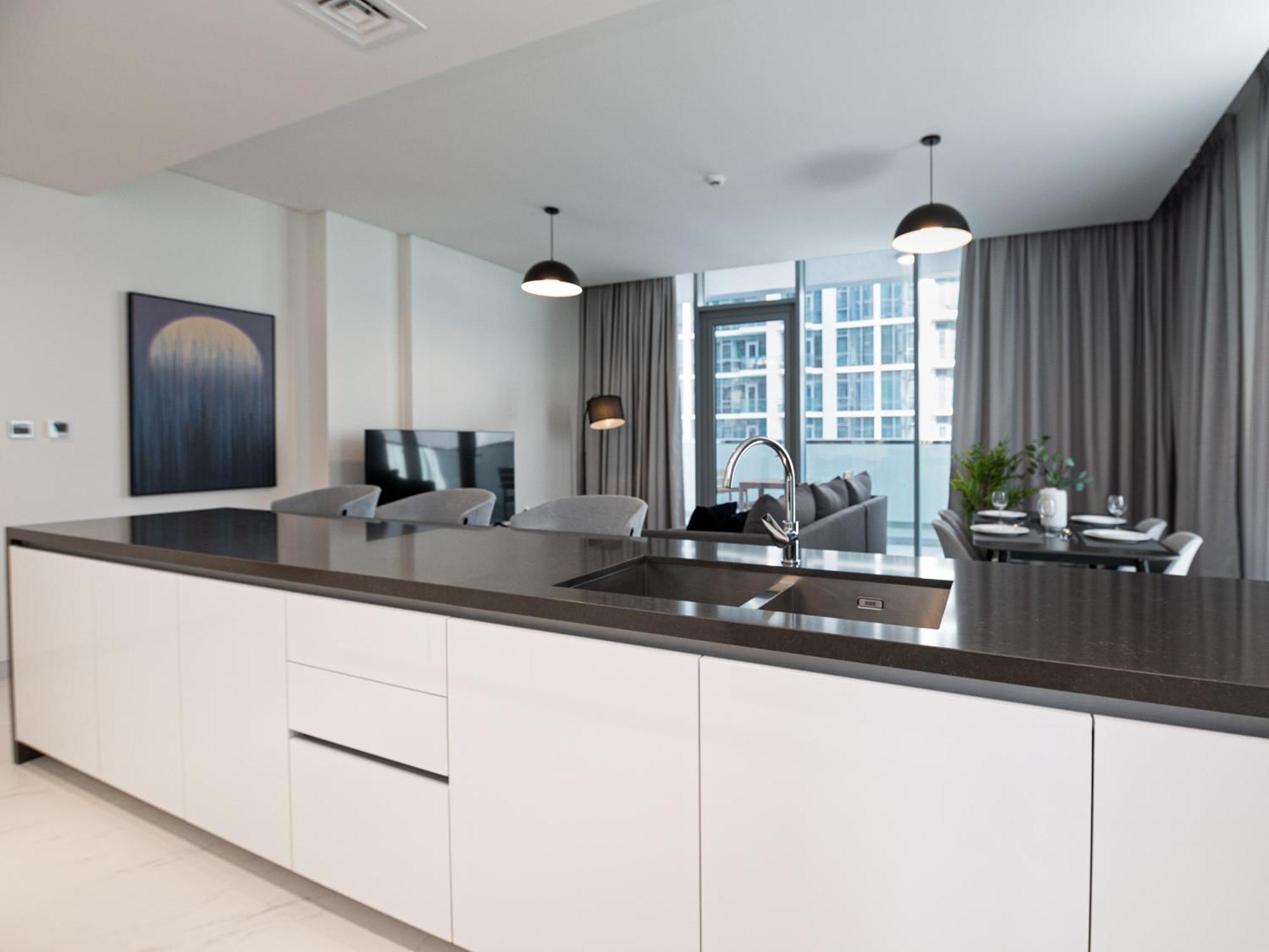 Elegant 2 Bed Maids In Dt1 With Rooftop Pool Dubai