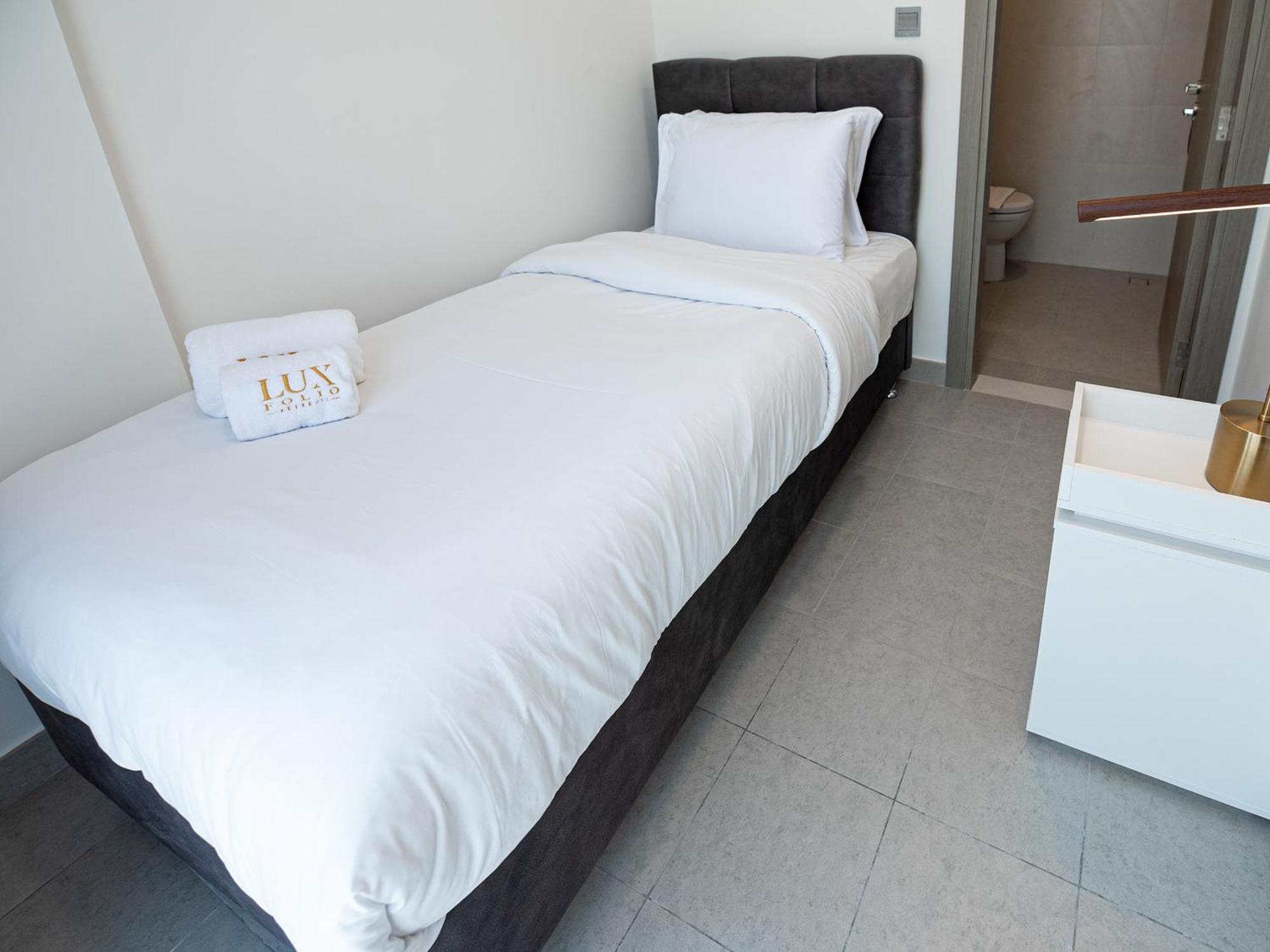 Elegant 2 Bed Maids In Dt1 With Rooftop Pool Apartment *